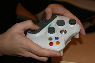 Illustration for article titled Xbox 360 QWERTY Text Input Device in the Flesh